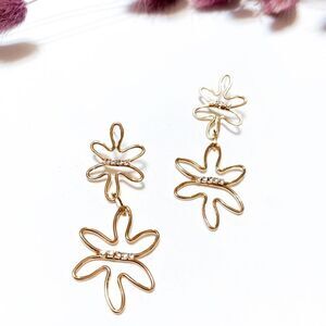 Flower dangle drop earrings in gold #940